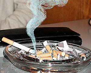 Aschenbecher mit brennender Zigarette/Raucherkatalysator