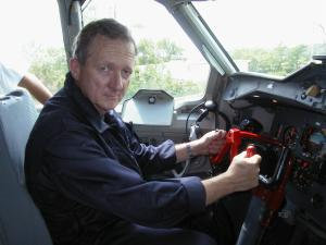 Captain Gilles Le Barzic am Spezialsteuer des Zero-G-Flugzeuges.